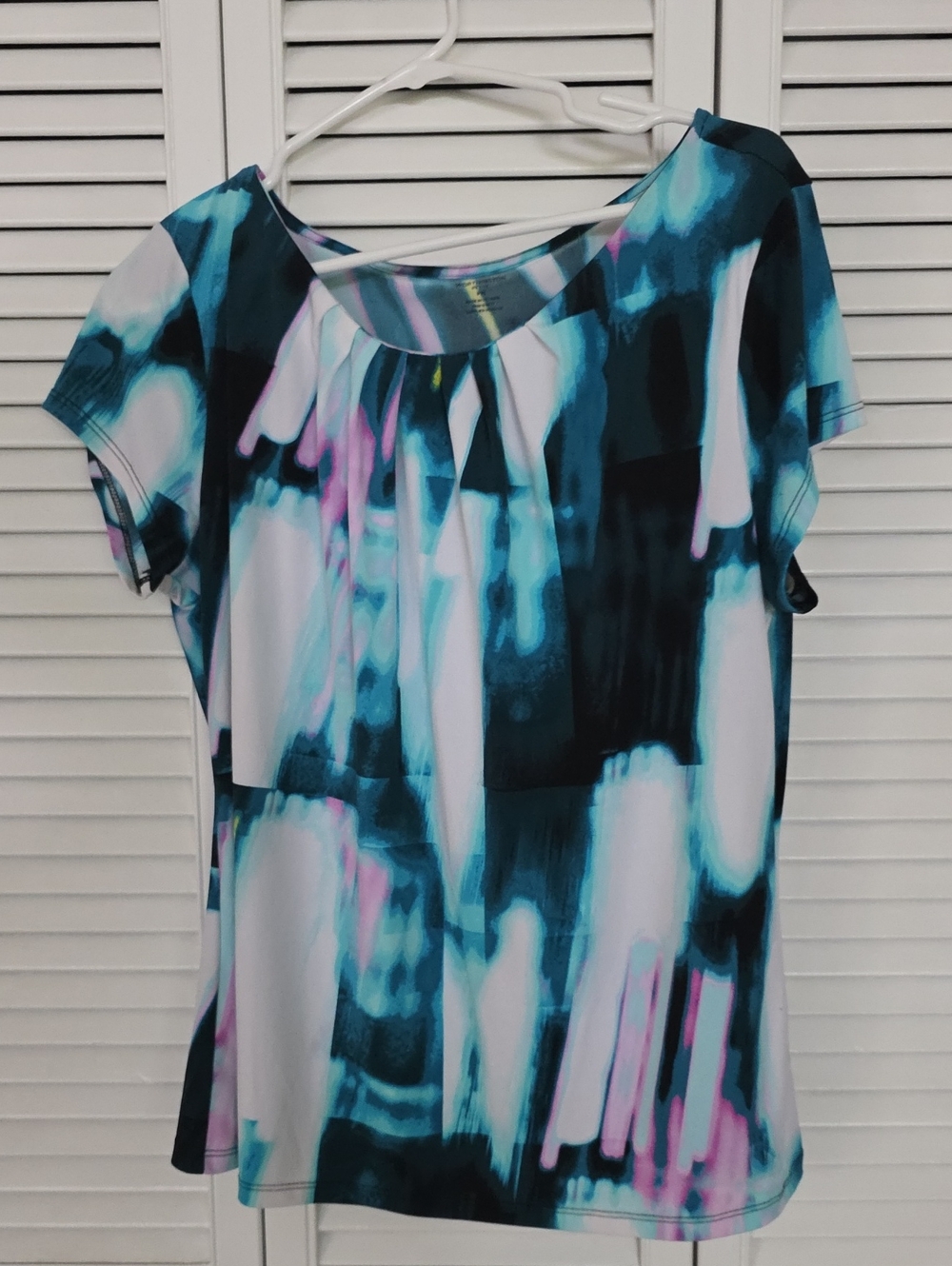 Worthington Teal, Black & Pink Abstract Pleated Short Sleeve Top